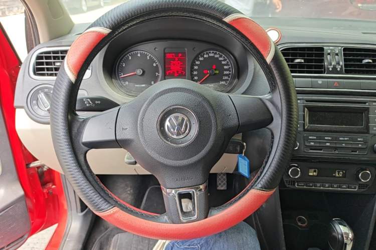 Used Volkswagen Polo 2013 1.6L Automatic Luxury Edition Steering Wheel