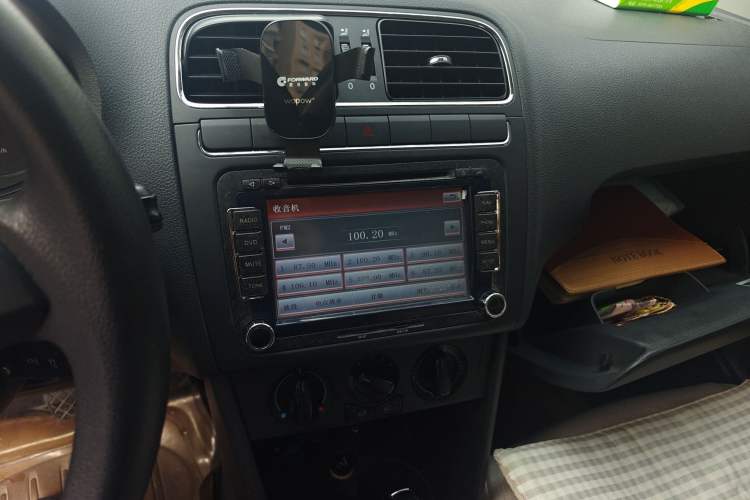 Used Volkswagen Polo 2013 1.6L Automatic Comfort Edition Audio And AC Panel