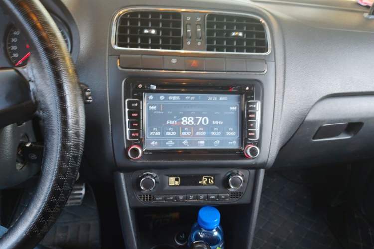 Used Volkswagen Polo 2013 1.6L Automatic Comfort Edition Audio And AC Panel