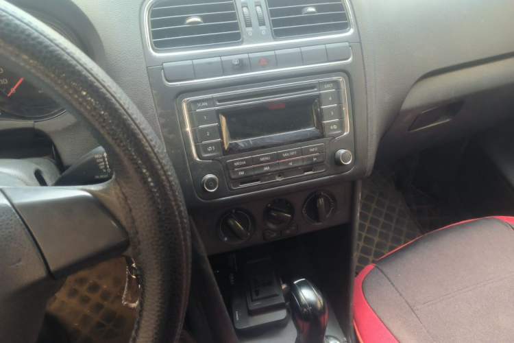 Used Volkswagen Polo 2013 1.6L Automatic Comfort Edition Audio And AC Panel