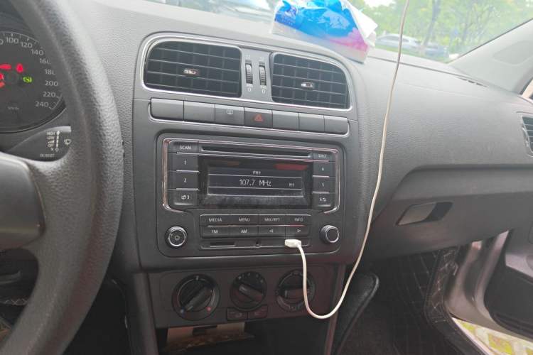 Used Volkswagen Polo 2013 1.4L Automatic Comfort Edition Audio And AC Panel