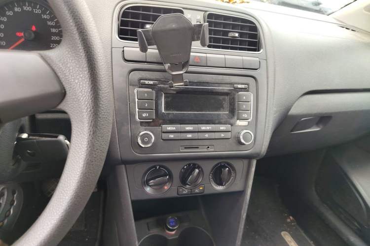 Used Volkswagen Polo 2013 1.4L Manual Fashion Edition Audio And AC Panel