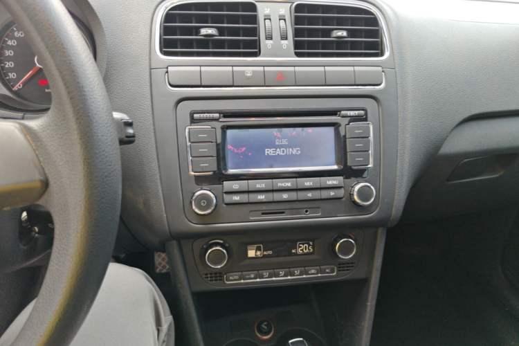 Used Volkswagen Polo 2013 1.6L Automatic Comfort Edition Audio And AC Panel