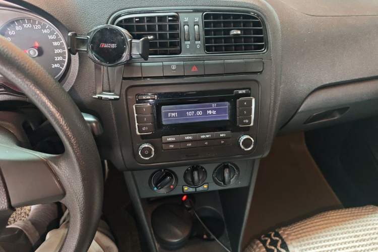 Used Volkswagen Polo 2013 1.4L Manual Fashion Edition Audio And AC Panel