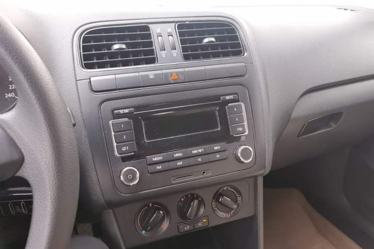 Used Volkswagen Polo 2013 1.4L Manual Fashion Edition Audio And AC Panel