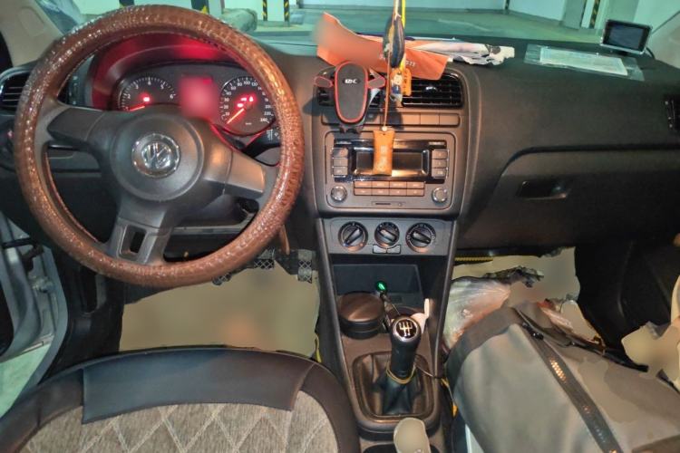 Used Volkswagen Polo 2013 1.4L Manual Fashion Edition Center Console