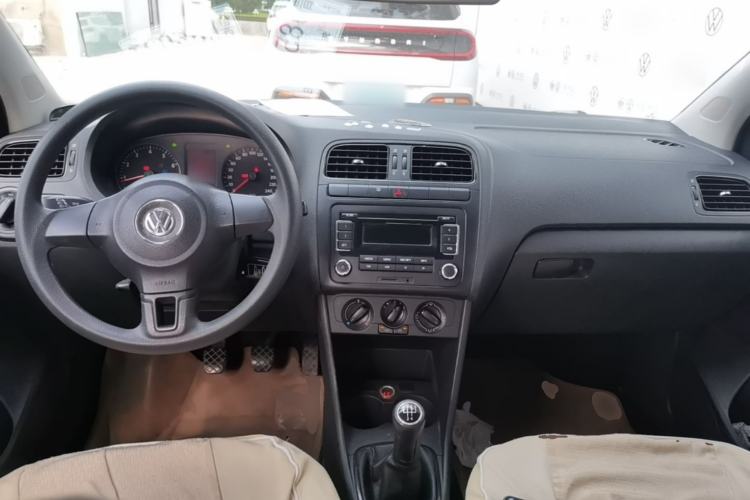 Used Volkswagen Polo 2013 1.4L Manual Fashion Edition Center Console
