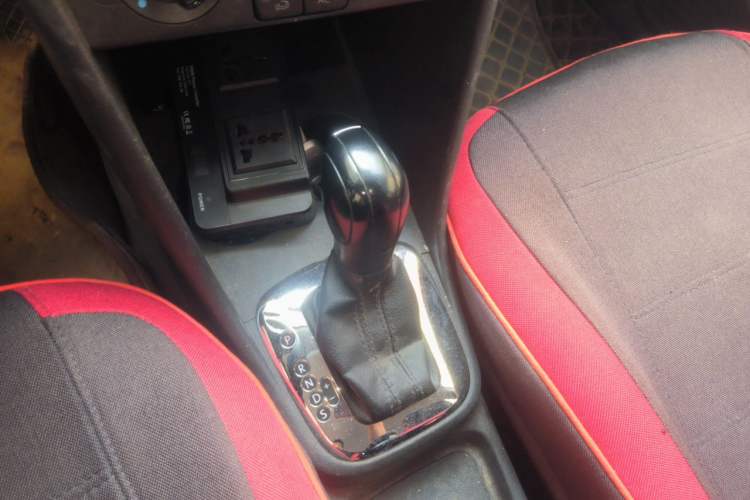 Used Volkswagen Polo 2013 1.6L Automatic Comfort Edition Gear Lever