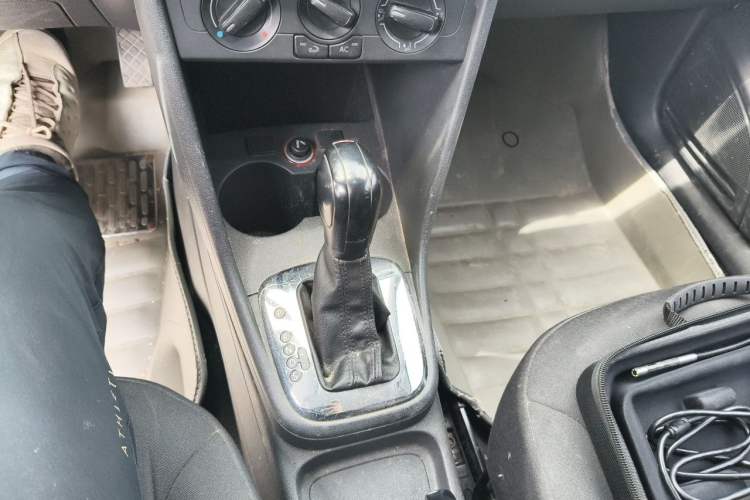 Used Volkswagen Polo 2013 1.4L Automatic Comfort Edition Gear Lever