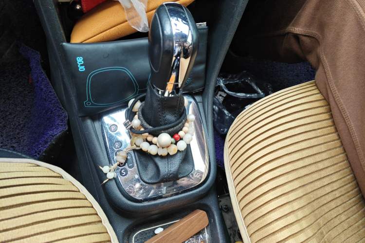 Used Volkswagen Polo 2013 1.6L Automatic Luxury Edition Gear Lever