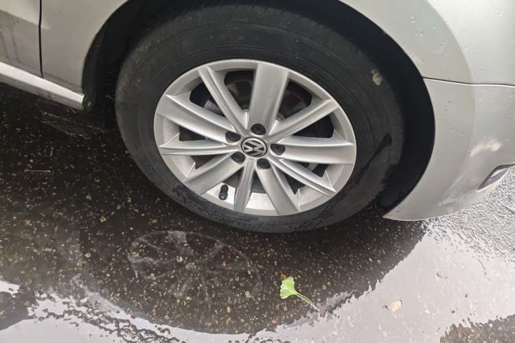 Used Volkswagen Polo 2013 1.4L Automatic Luxury Edition Right Front Wheel Hub