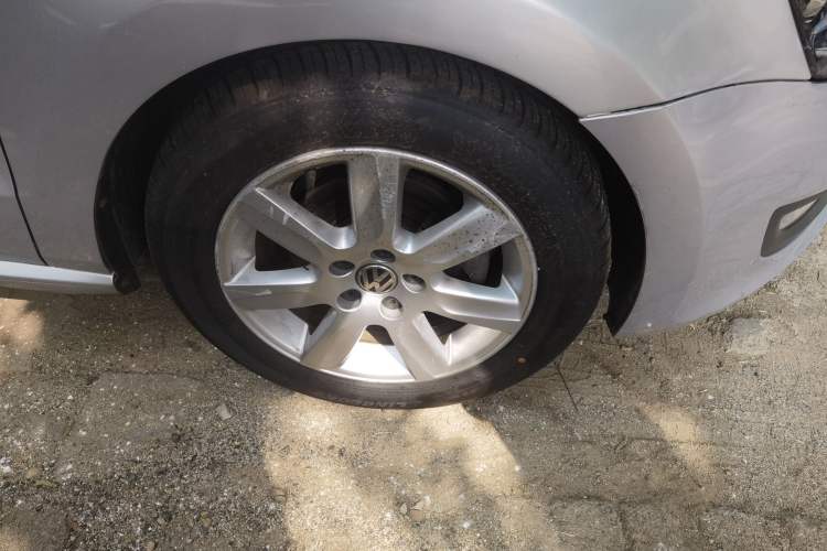 Used Volkswagen Polo 2013 1.4L Automatic Comfort Edition Right Front Wheel Hub