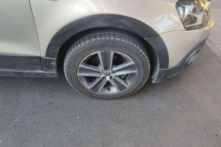 Used Volkswagen Polo 2013 1.6L Automatic Comfort Edition Right Front Wheel Hub