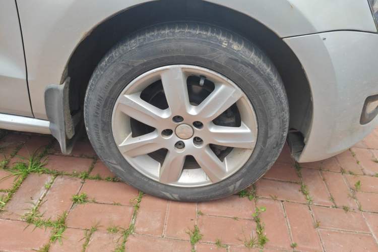 Used Volkswagen Polo 2013 1.4L Automatic Comfort Edition Right Front Wheel Hub
