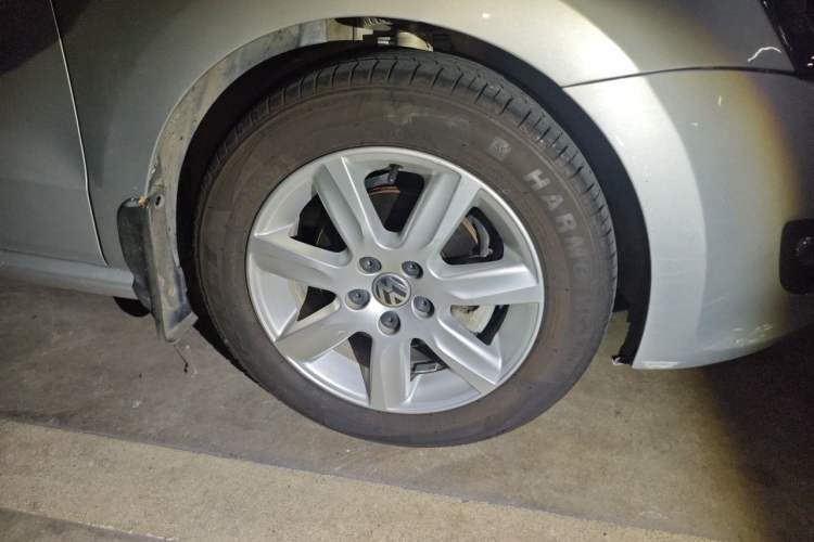 Used Volkswagen Polo 2013 1.4L Automatic Comfort Edition Right Front Wheel Hub