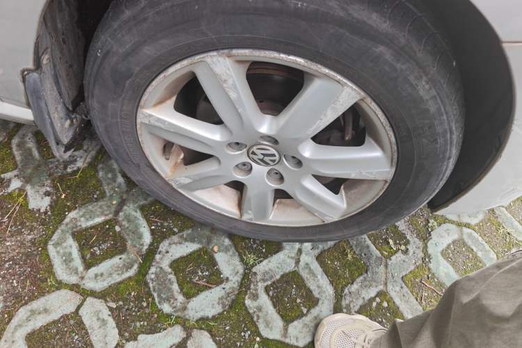 Used Volkswagen Polo 2013 1.4L Automatic Comfort Edition Right Front Wheel Hub
