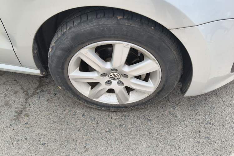 Used Volkswagen Polo 2013 1.4L Automatic Comfort Edition Right Front Wheel Hub