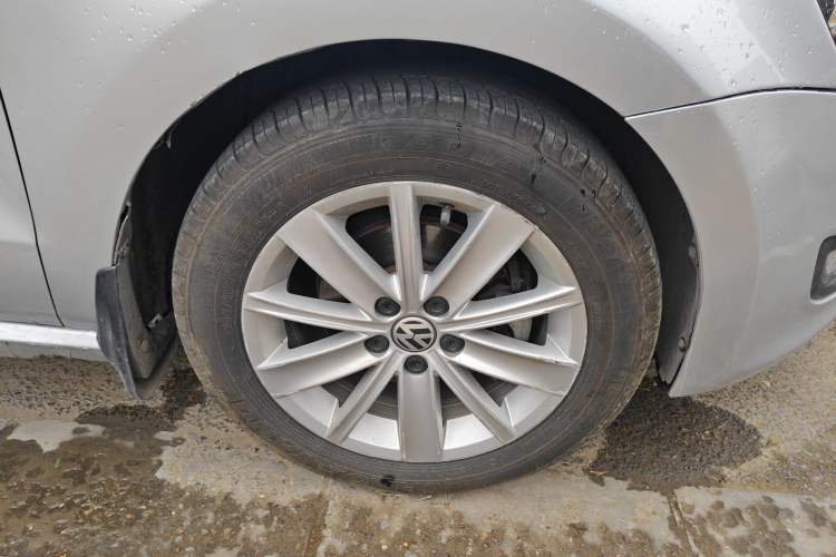 Used Volkswagen Polo 2013 1.6L Automatic Luxury Edition Right Front Wheel Hub