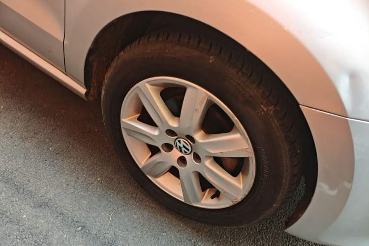 Used Volkswagen Polo 2013 1.4L Automatic Comfort Edition Right Front Wheel Hub