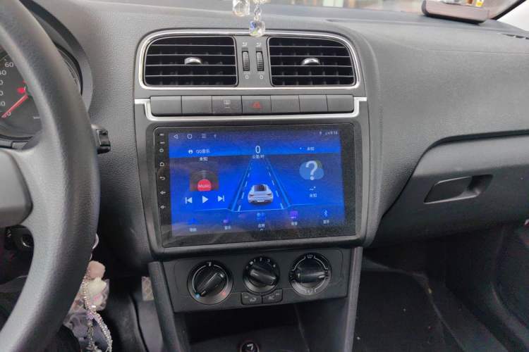 Used Volkswagen Polo 2013 1.6L Automatic Comfort Edition Audio And AC Panel
