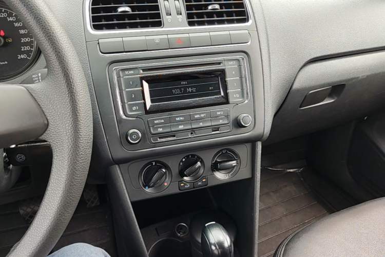 Used Volkswagen Polo 2013 1.6L Automatic Comfort Edition Audio And AC Panel