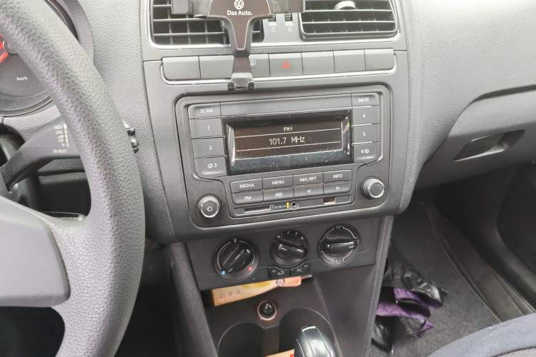 Used Volkswagen Polo 2013 1.6L Automatic Comfort Edition Audio And AC Panel