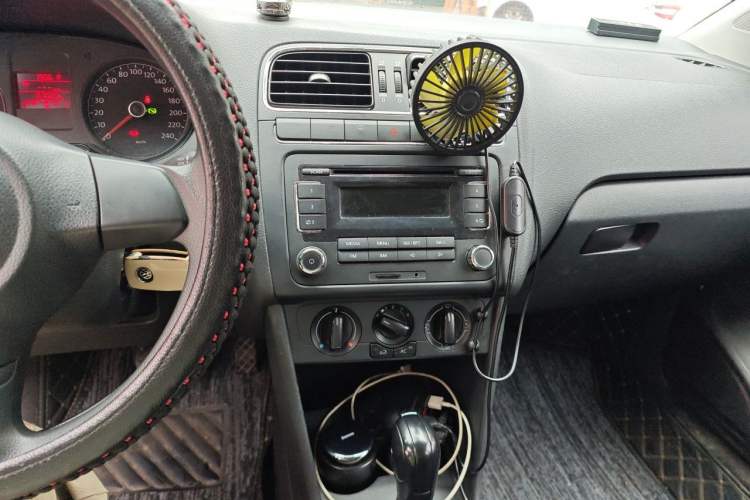 Used Volkswagen Polo 2013 1.6L Automatic Comfort Edition Audio And AC Panel
