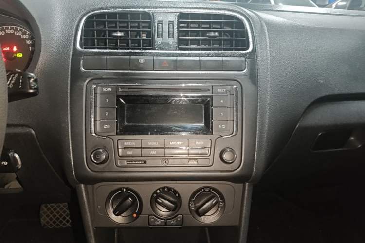 Used Volkswagen Polo 2013 1.4L Automatic Comfort Edition Audio And AC Panel