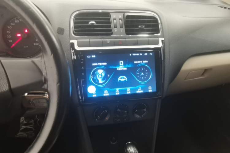 Used Volkswagen Polo 2013 1.4L Automatic Comfort Edition Audio And AC Panel