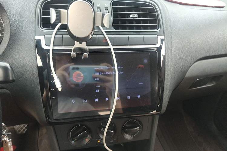 Used Volkswagen Polo 2013 1.4L Manual Fashion Edition Audio And AC Panel