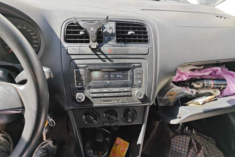 Used Volkswagen Polo 2013 1.4L Manual Fashion Edition Audio And AC Panel