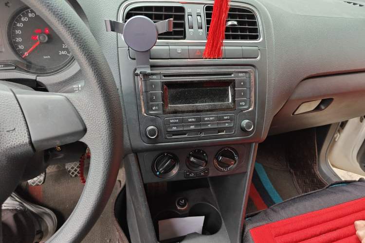 Used Volkswagen Polo 2013 1.6L Manual Comfort Edition Audio And AC Panel