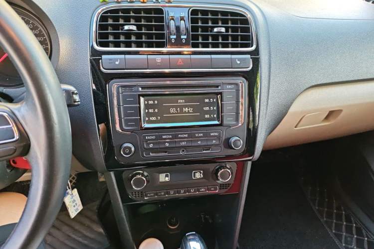 Used Volkswagen Polo 2013 1.4L Automatic Luxury Edition Audio And AC Panel