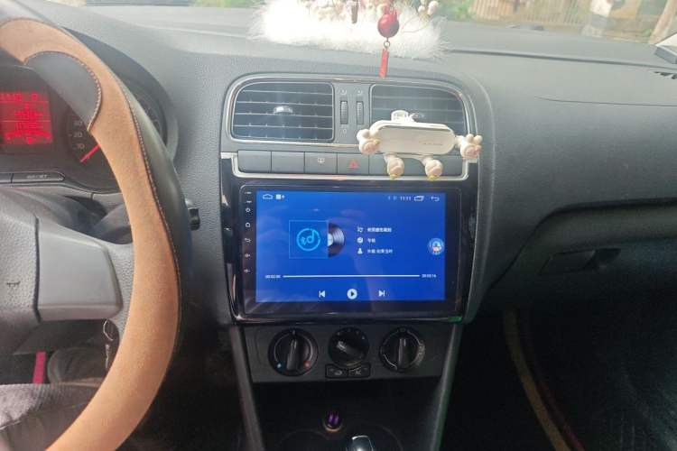 Used Volkswagen Polo 2013 1.6L Automatic Comfort Edition Audio And AC Panel