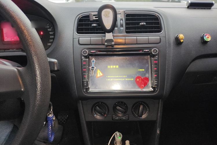 Used Volkswagen Polo 2013 1.4L Manual Fashion Edition Audio And AC Panel