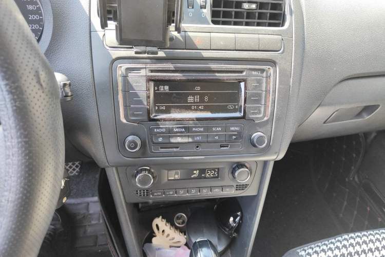 Used Volkswagen Polo 2013 1.6L Automatic Comfort Edition Audio And AC Panel