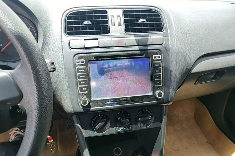 Used Volkswagen Polo 2013 1.4L Manual Fashion Edition Audio And AC Panel