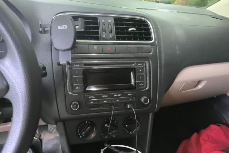 Used Volkswagen Polo 2013 1.6L Automatic Comfort Edition Audio And AC Panel