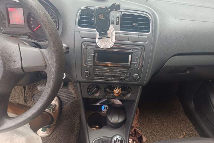 Used Volkswagen Polo 2013 1.4L Manual Comfort Edition Audio And AC Panel