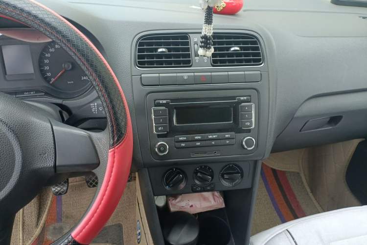 Used Volkswagen Polo 2013 1.4L Manual Fashion Edition Audio And AC Panel