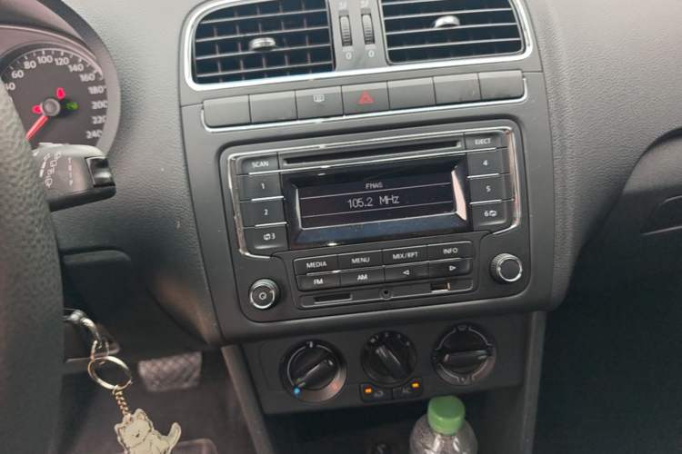 Used Volkswagen Polo 2013 1.6L Automatic Comfort Edition Audio And AC Panel