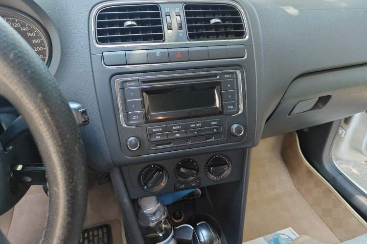 Used Volkswagen Polo 2013 1.4L Automatic Comfort Edition Audio And AC Panel