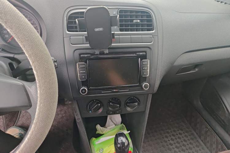 Used Volkswagen Polo 2013 1.6L Automatic Comfort Edition Audio And AC Panel