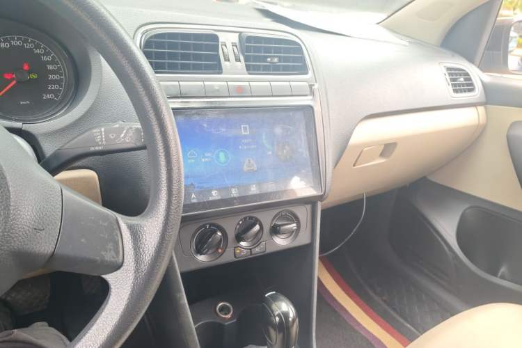 Used Volkswagen Polo 2013 1.6L Automatic Comfort Edition Audio And AC Panel