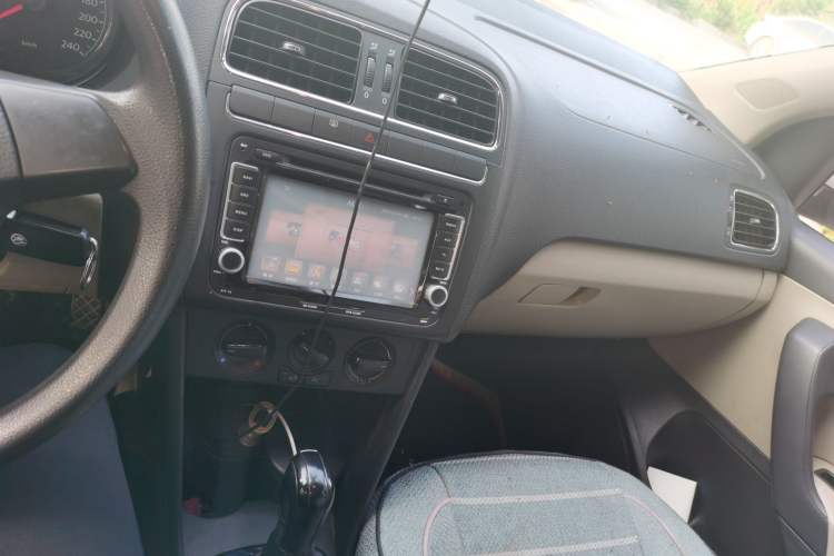 Used Volkswagen Polo 2013 1.4L Automatic Comfort Edition Audio And AC Panel