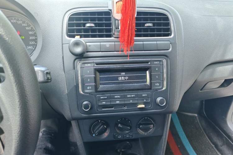 Used Volkswagen Polo 2013 1.6L Automatic Comfort Edition Audio And AC Panel