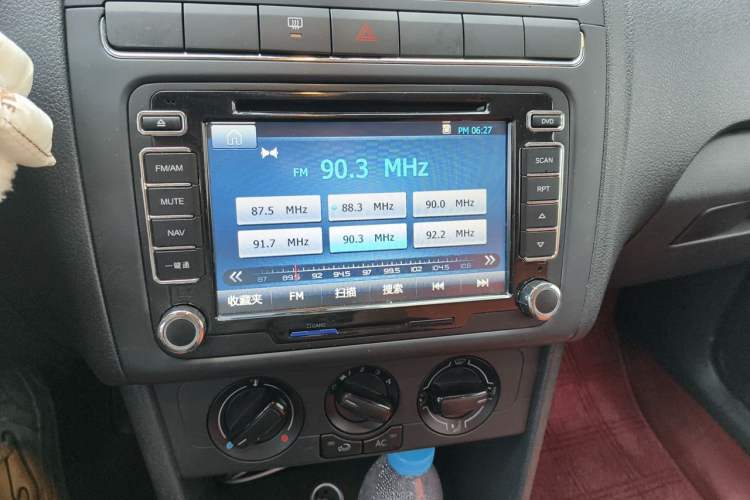 Used Volkswagen Polo 2013 1.6L Automatic Comfort Edition Audio And AC Panel