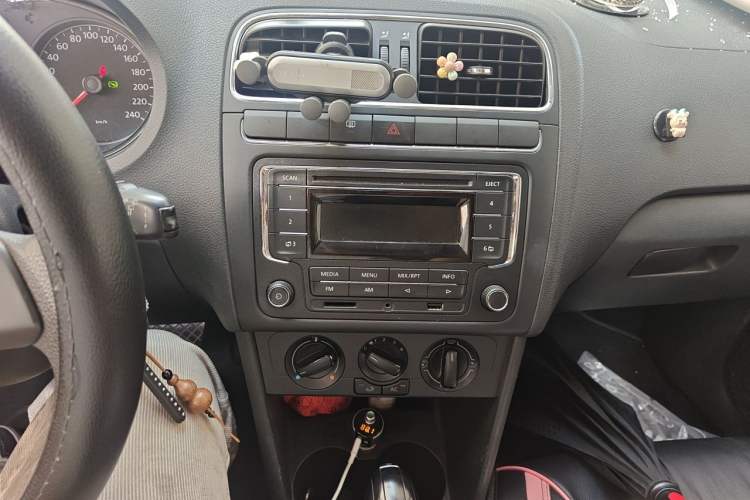 Used Volkswagen Polo 2013 1.6L Automatic Comfort Edition Audio And AC Panel