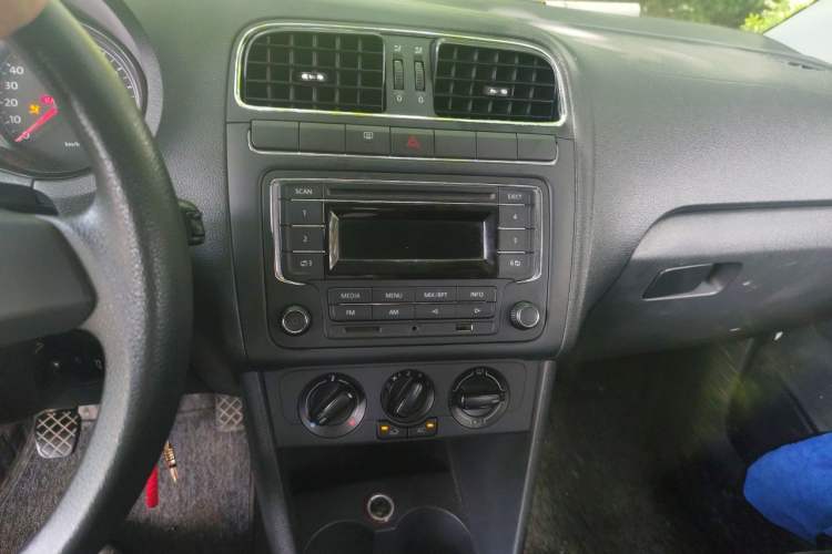 Used Volkswagen Polo 2013 1.4L Manual Comfort Edition Audio And AC Panel