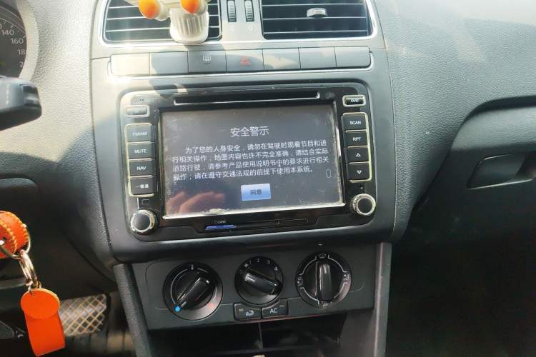 Used Volkswagen Polo 2013 1.6L Automatic Comfort Edition Audio And AC Panel